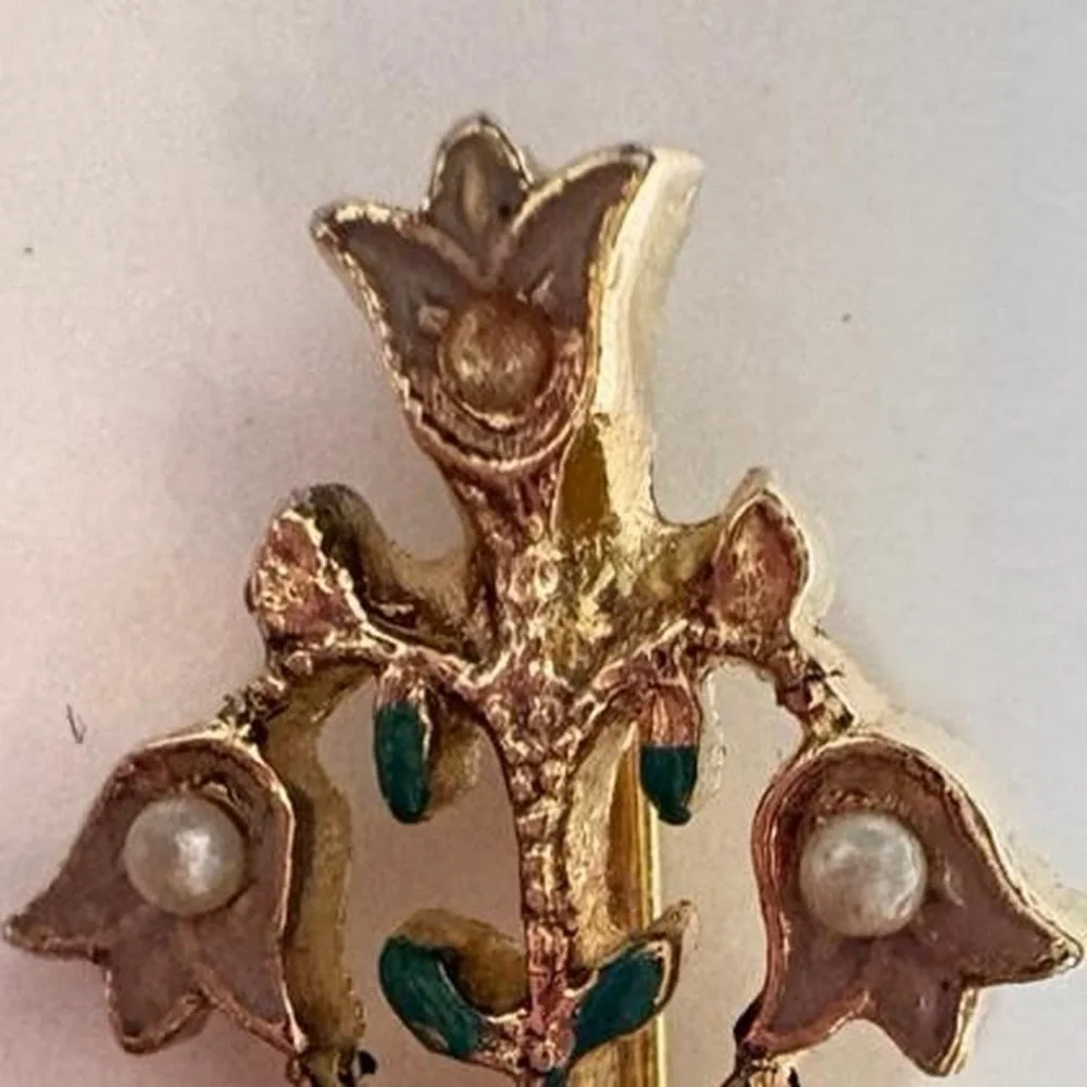 Elegant vintage Gold tone Floral pin Brooch